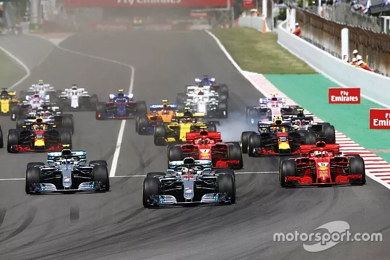 D&eacute;part : Lewis Hamilton, Mercedes AMG F1 W09, m&egrave;ne Valtteri Bottas, Mercedes AMG F1 W09, Sebastian Vettel, Ferrari SF71H, Kimi Raikkonen, Ferrari SF71H, Max Verstappen, Red Bull Racing RB14 et le reste du peloton