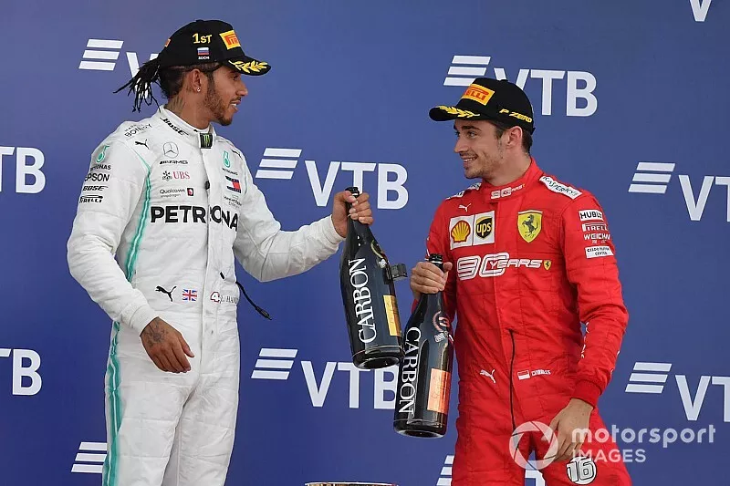 Lewis Hamilton, Mercedes AMG F1, 1e plaats en Charles Leclerc, Ferrari, 3e plaats, met Champagne op het podium