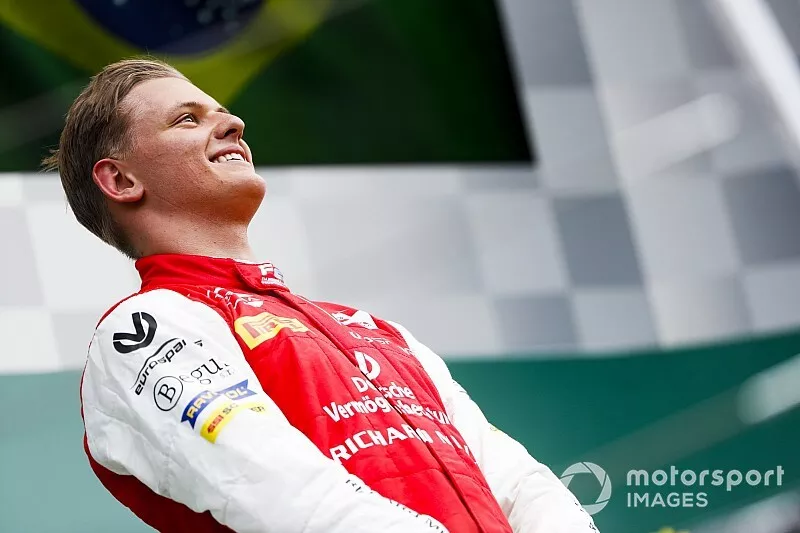 Il vincitore della gara Mick Schumacher, Prema Racing sul podio