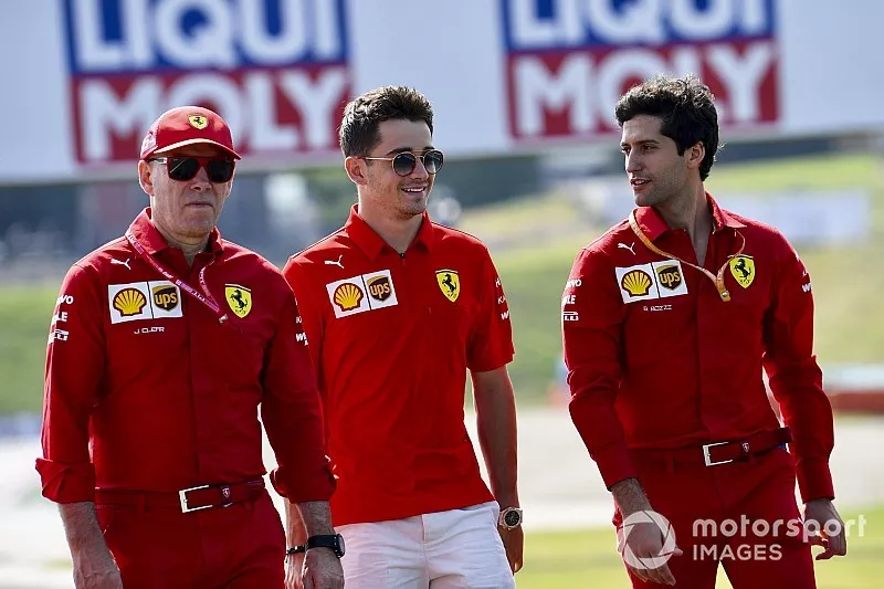 Charles Leclerc, Ferrari, ispeziona il circuito con il suo team