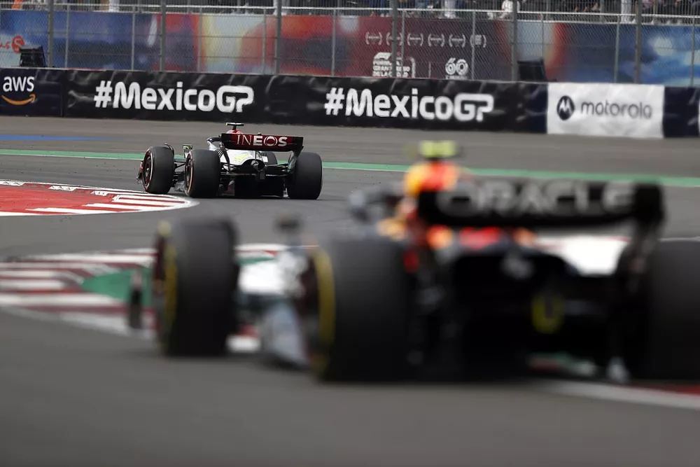 Lewis Hamilton, Mercedes W13, Sergio Perez, Red Bull Racing RB18