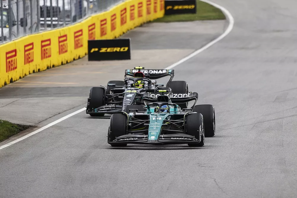 Fernando Alonso, Aston Martin AMR23, Lewis Hamilton, Mercedes F1 W14