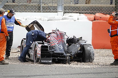 Senna patah pergelangan kaki di Silverstone