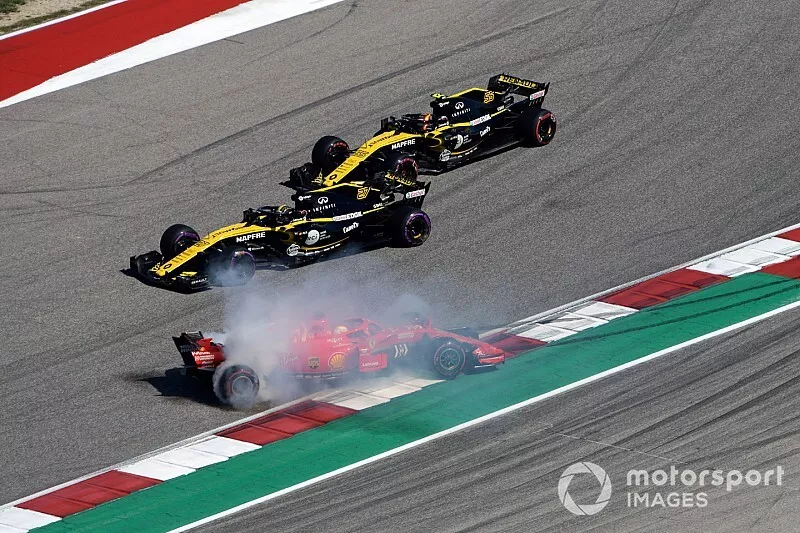 Sebastian Vettel, Ferrari SF71H hace un trompo despu&eacute;s del contacto con Daniel Ricciardo, Red Bull Racing RB14 
