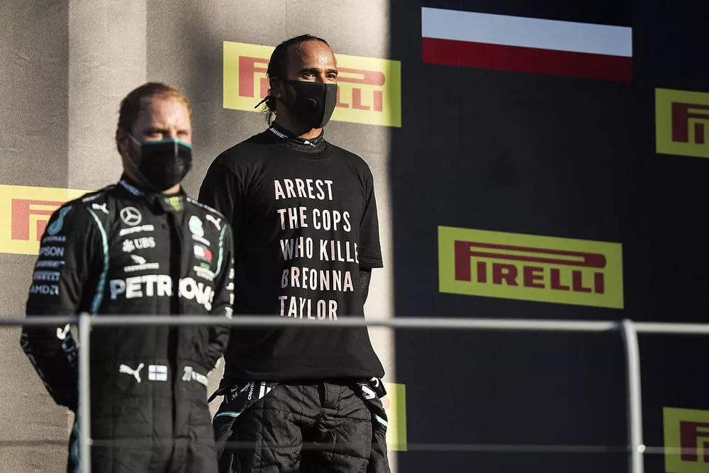 Valtteri Bottas, Mercedes-AMG F1, , 2&egrave;me position, et le vainqueur Lewis Hamilton, Mercedes-AMG F1, sur le podium