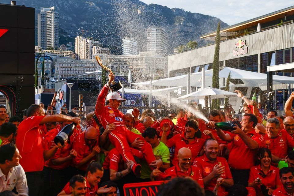 Charles Leclerc, Scuderia Ferrari, el equipo Ferrari celebra tras la carrera