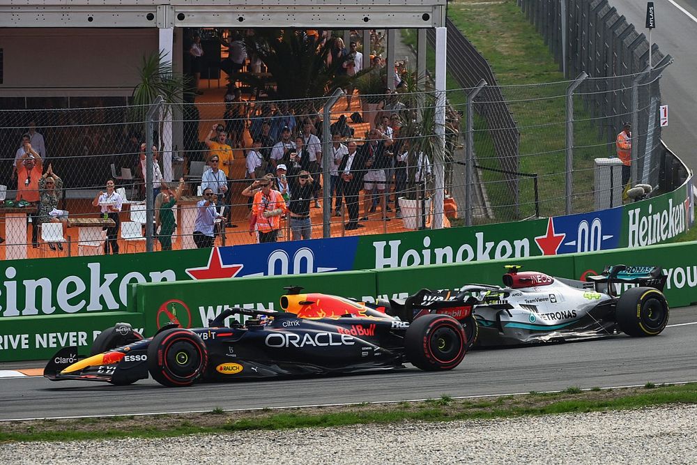 Max Verstappen, Red Bull Racing RB18, lucha con Lewis Hamilton, Mercedes W13, por el liderato en la reanudación