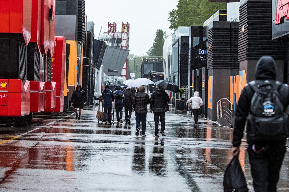 Mañana de lluvia en el paddock