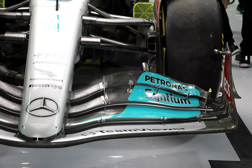 Mercedes W13 voorvleugel detail