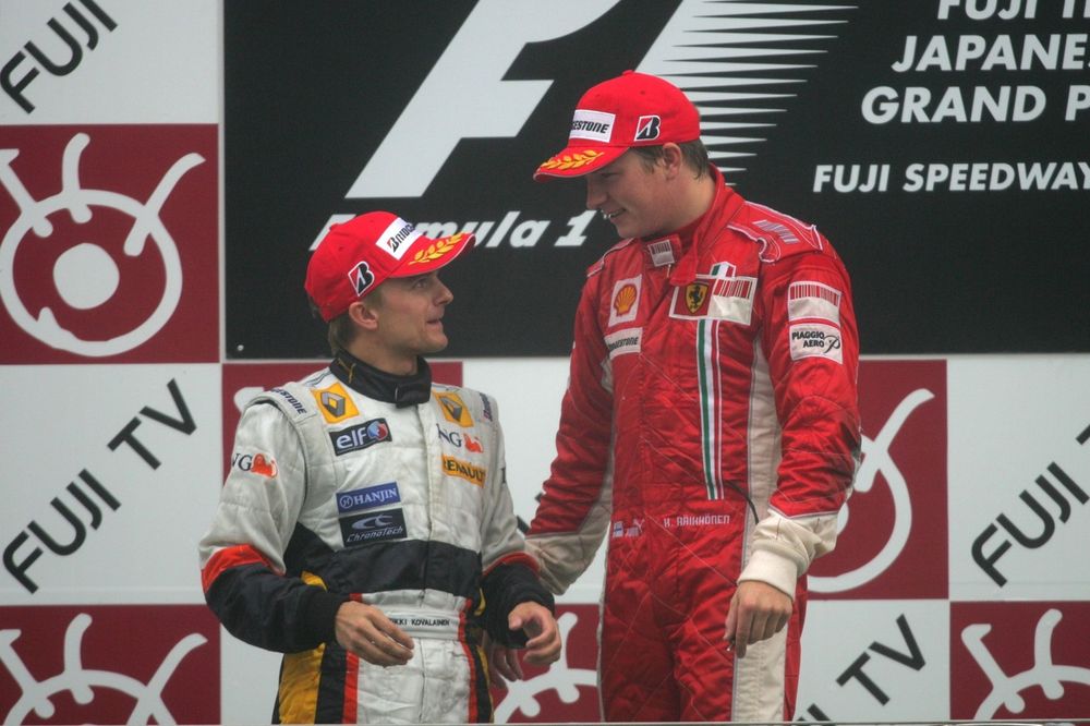 Heikki Kovalainen, Renault speaks with Kimi Raikkonen, Ferrari on the podium