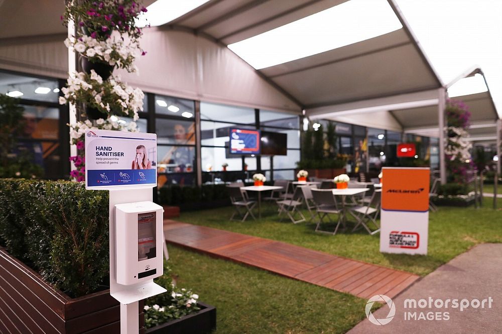 Dispensador de desinfectante de manos fuera del &aacute;rea de hospitalidad vac&iacute;o de McLaren en el paddock
