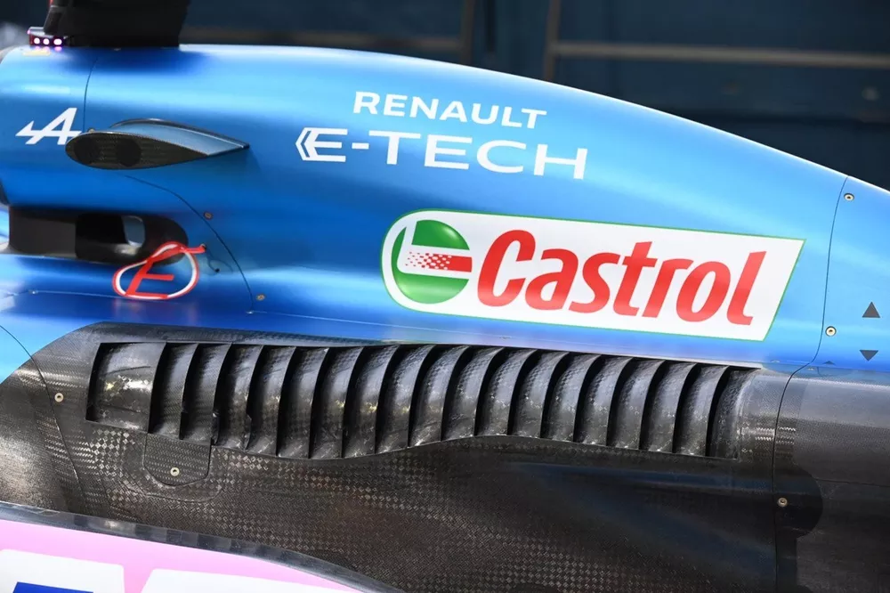 Engine cover on the Alpine A523