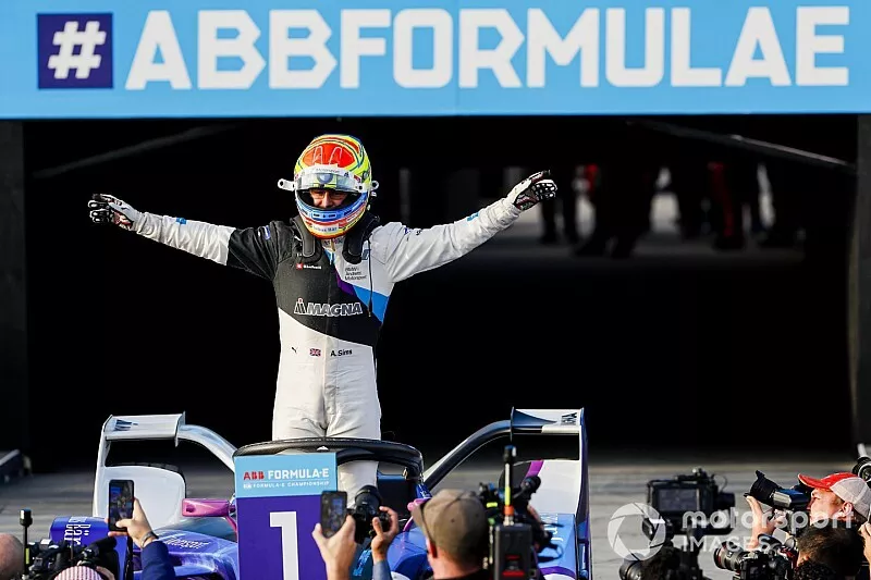 Race Winner Alexander Sims, BMW I Andretti Motorsports