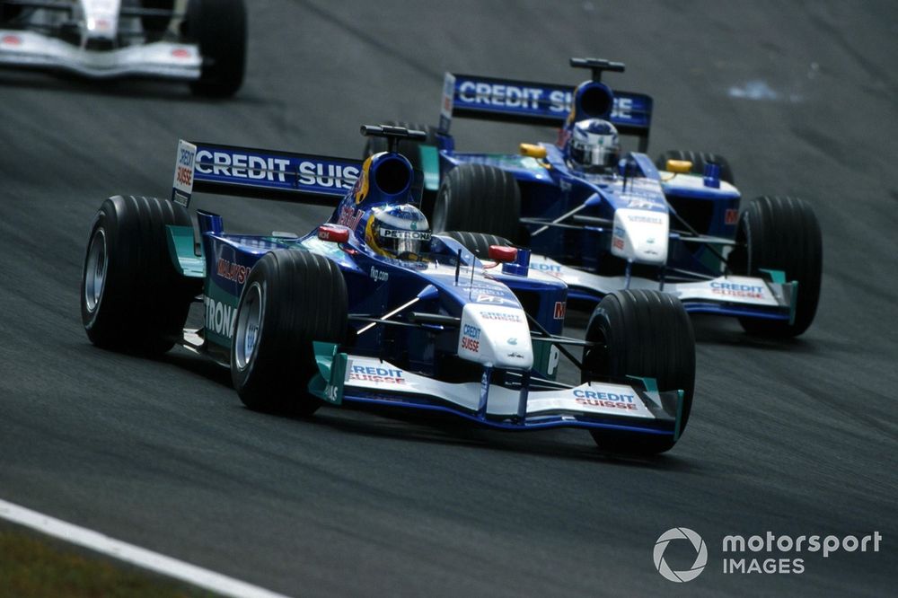 Nick Heidfeld, Sauber C20, por delante de su compañero Kimi Raikkonen  