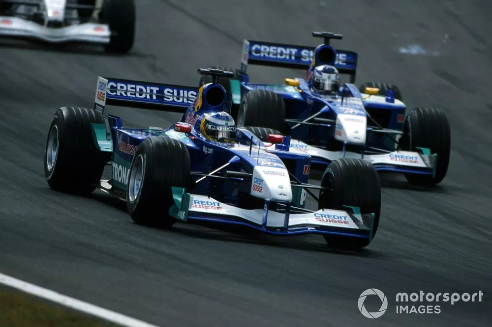 Nick Heidfeld, Sauber C20, por delante de su compa&ntilde;ero Kimi Raikkonen  