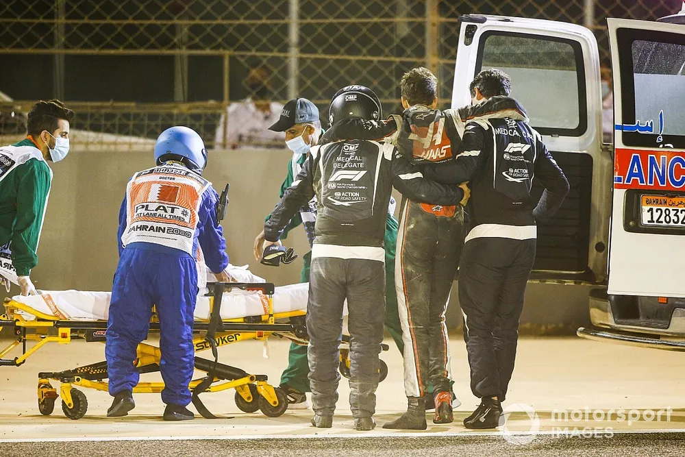 Delegados m&eacute;dicos asisten a Romain Grosjean, Haas F1, despu&eacute;s del accidente en la primera vuelta