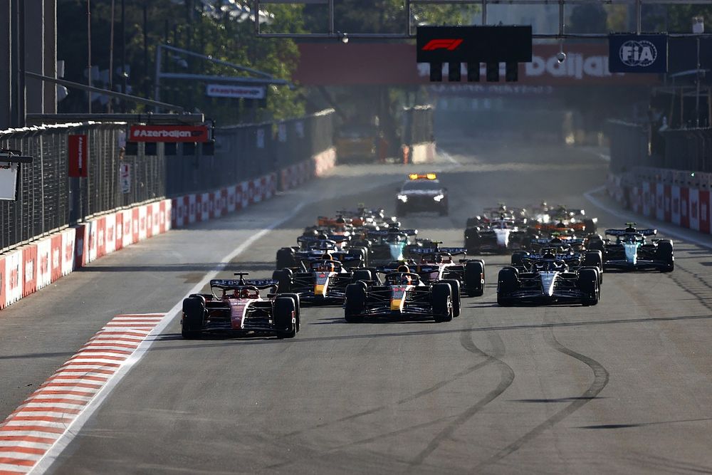 Charles Leclerc, Ferrari SF-23, Sergio Perez, Red Bull Racing RB19, George Russell, Mercedes F1 W14, Max Verstappen, Red Bull Racing RB19, the rest of the field at the start of the Sprint