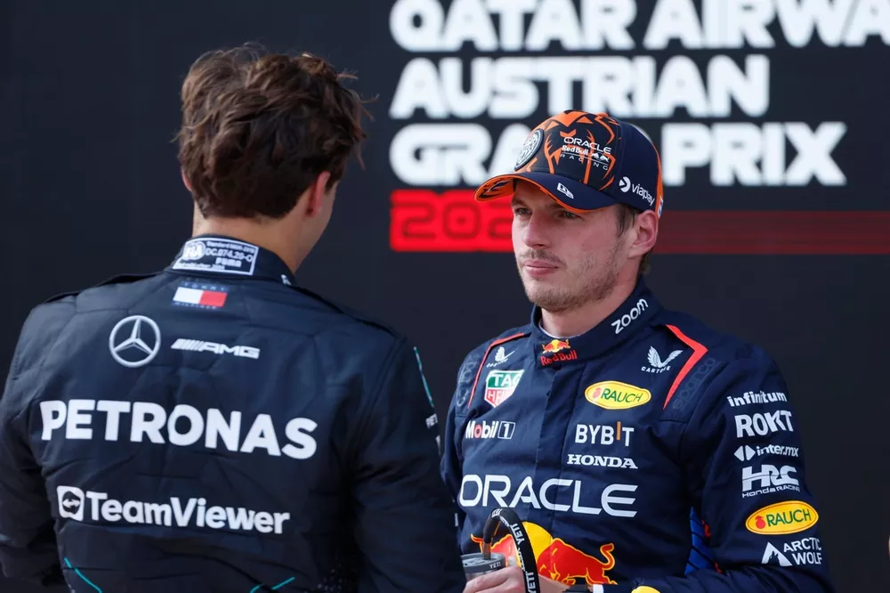 Ganador de la pole Max Verstappen, Red Bull Racing, George Russell, Mercedes-AMG F1 Team, en Parc Ferme