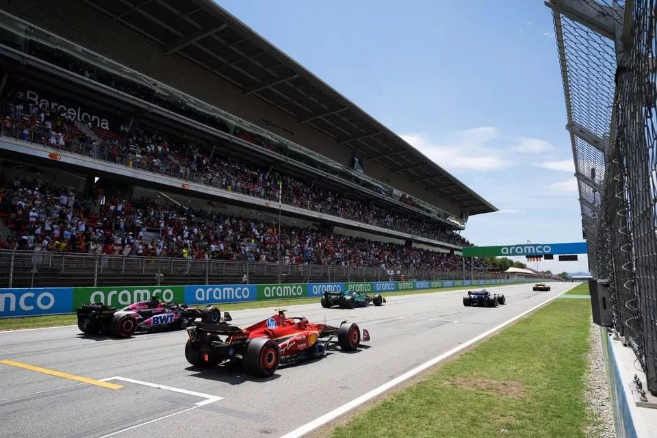 Fernando Alonso, Aston Martin AMR24, Esteban Ocon, Alpine A524, Carlos Sainz, Ferrari SF-24, practice their race start procedures at the end of FP3