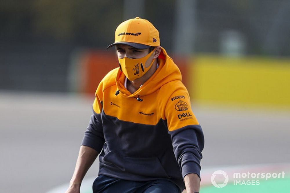 Lando Norris, McLaren,  recorre el circuito de Imola en bici
