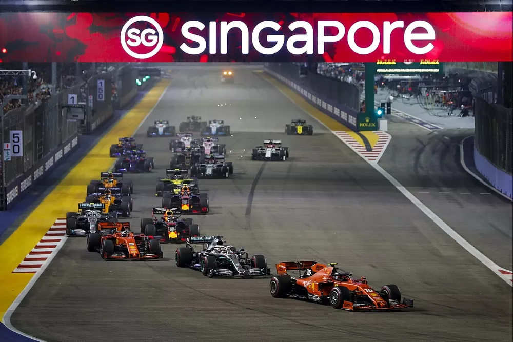 Charles Leclerc, Ferrari SF90 devant Lewis Hamilton, Mercedes AMG F1 W10, Sebastian Vettel, Ferrari SF90, Valtteri Bottas, Mercedes AMG W10 et Max Verstappen, Red Bull Racing RB15 au d&eacute;part
