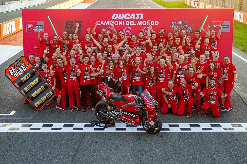 L'&eacute;quipe Ducati, f&ecirc;te le titre mondial de Francesco Bagnaia