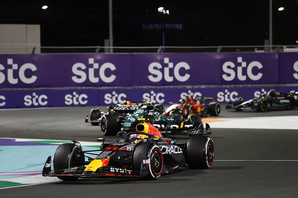 Sergio Perez, Red Bull Racing RB19, Fernando Alonso, Aston Martin AMR23, Sergio Perez, Red Bull Racing RB19