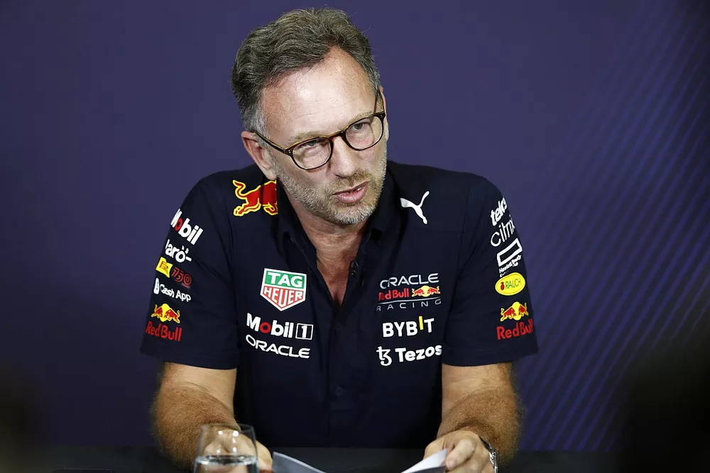 Christian Horner, team principal de Red Bull Racing, en conférence de presse suite aux déclarations de la FIA concernant le dépassement de budget