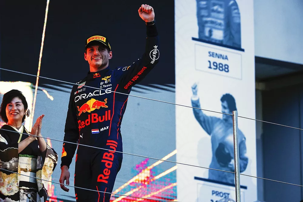Le vainqueur et Champion Max Verstappen, Red Bull Racing, arrive sur le podium