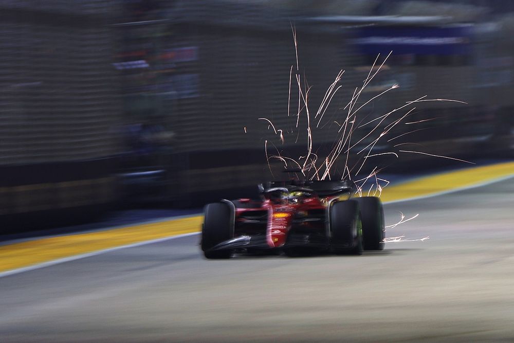 Charles Leclerc, Ferrari F1-75, echa chispas