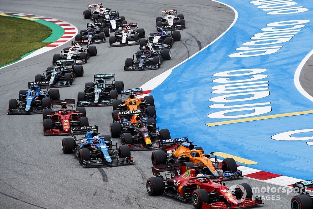 Charles Leclerc, Ferrari SF21, Daniel Ricciardo, McLaren MCL35M, Esteban Ocon, Alpine A521, Sergio P&eacute;rez, Red Bull Racing RB16B, Carlos Sainz Jr., Ferrari SF21, y el resto del pelot&oacute;n