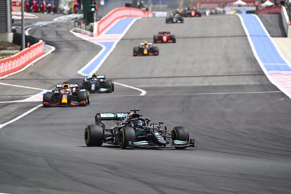 Lewis Hamilton, Mercedes W12, Max Verstappen, Red Bull Racing RB16B et Valtteri Bottas, Mercedes W12