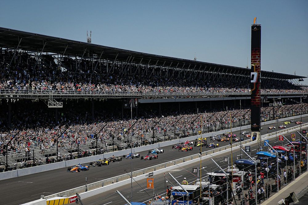 Scott Dixon, Chip Ganassi Racing Honda leads the field to the green flag