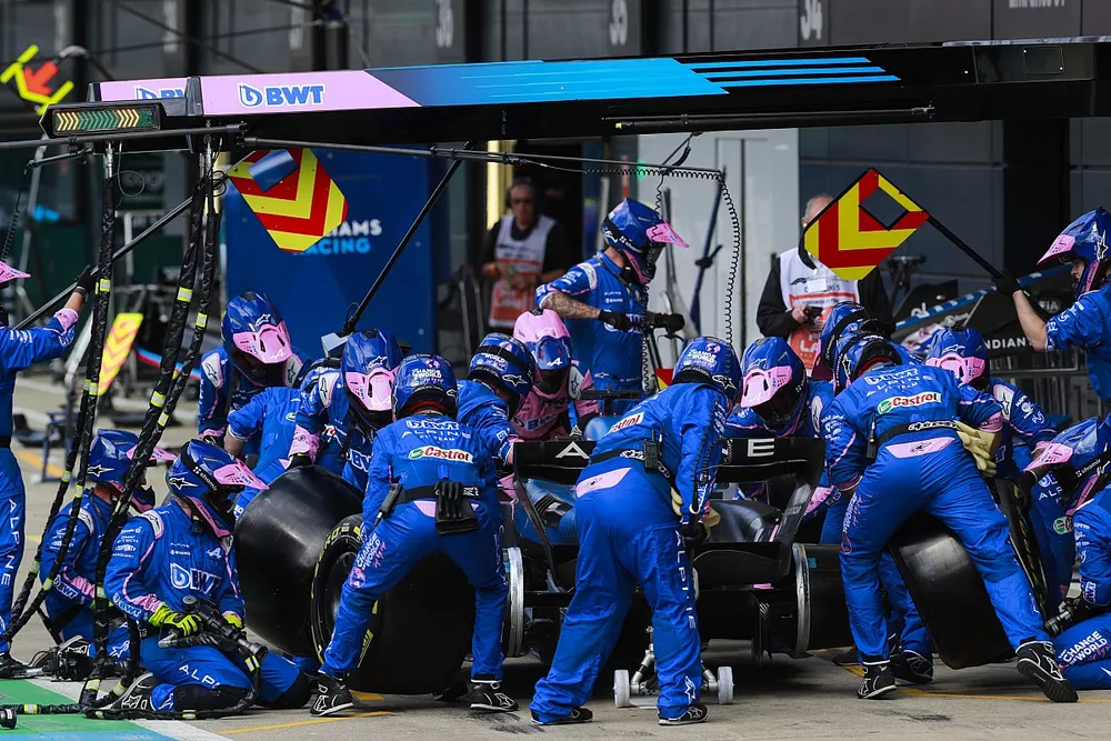 Fernando Alonso, Alpine A522, maakt een stop