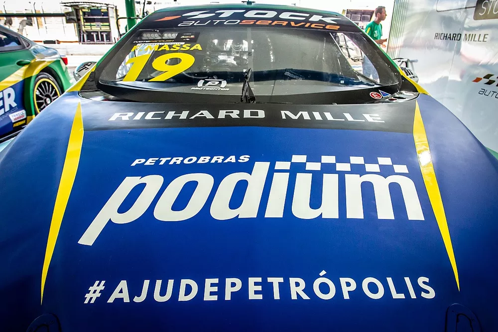 Mensagem de apoio a Petr&oacute;polis no cap&ocirc; do carro de Felipe Massa
