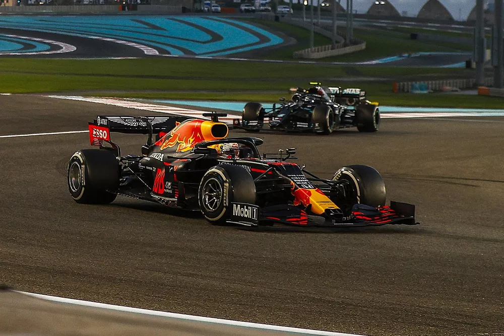 Max Verstappen, Red Bull Racing RB16, Valtteri Bottas, Mercedes F1 W11, et Lewis Hamilton, Mercedes F1 W11