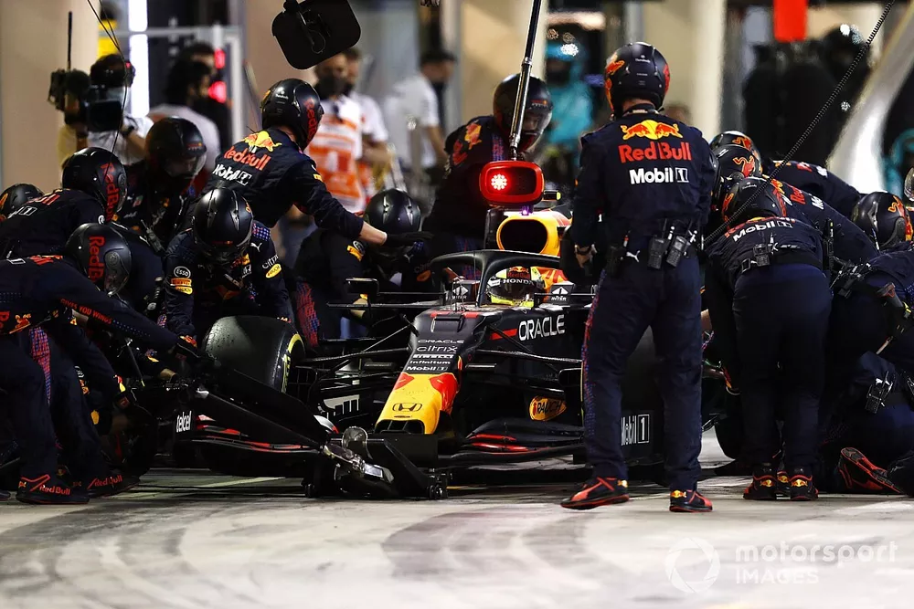 Sergio Perez, Red Bull Racing RB16B, dans les stands