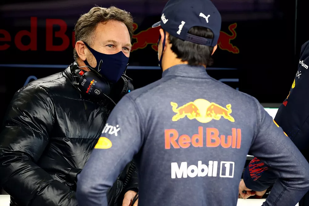 Sergio P&eacute;rez, de Red Bull Racing, habla con el director del equipo, Christian Horner