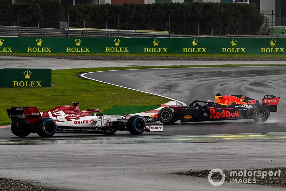 Max Verstappen, Red Bull Racing RB16, fait un t&ecirc;te &agrave; queue devant Kimi Raikkonen, Alfa Romeo Racing C39