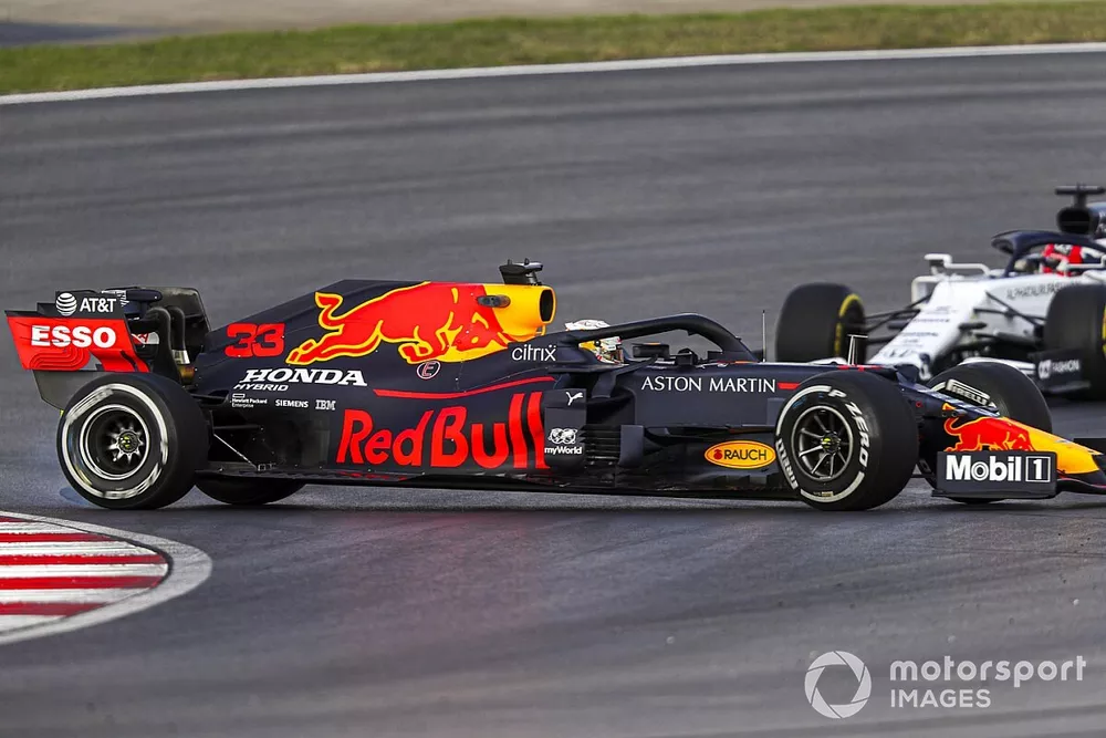 Max Verstappen, Red Bull Racing RB16, spins ahead of Daniil Kvyat, AlphaTauri AT01