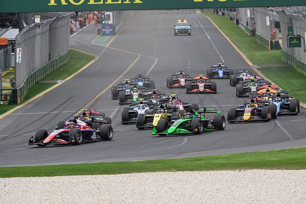 Richard Verschoor, Trident leads Zane Maloney, Rodin Motorsport at the start