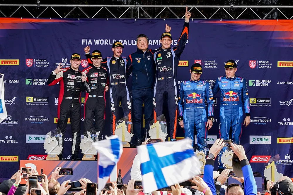 Podium : les vainqueurs Thierry Neuville, Martijn Wydaeghe, Hyundai World Rally Team Hyundai i20 N Rally1, deuxi&egrave;me place Kalle Rovanper&auml;, Jonne Halttunen, Toyota Gazoo Racing WRT Toyota GR Yaris Rally1, troisi&egrave;me place Ott T&auml;nak, Martin J&auml;rveoja, M-Sport Ford World Rally Team Ford Puma Rally1