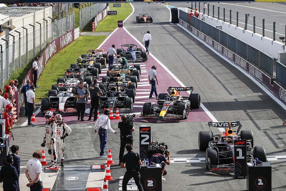 Max Verstappen, Red Bull Racing RB19, 1ª posición, Sergio Pérez, Red Bull Racing RB19, 2ª posición, llegan al Parc Ferme