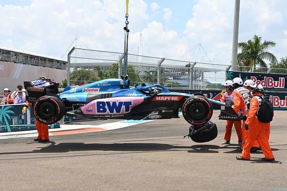 Marshal rimuovono l'auto danneggiata di Esteban Ocon, Alpine A522, dopo l' incidente nelle FP3