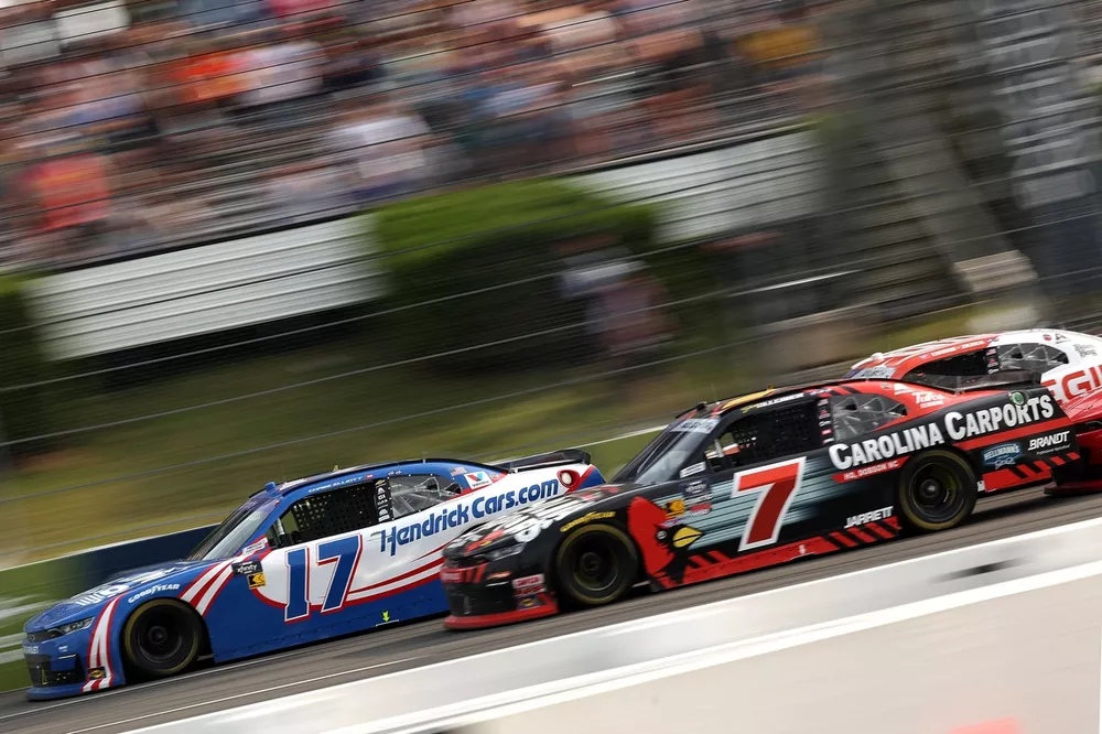 Kyle Larson, Hendrick Motorsports Chevrolet; Justin Allgaier, JR Motorsports Chevrolet