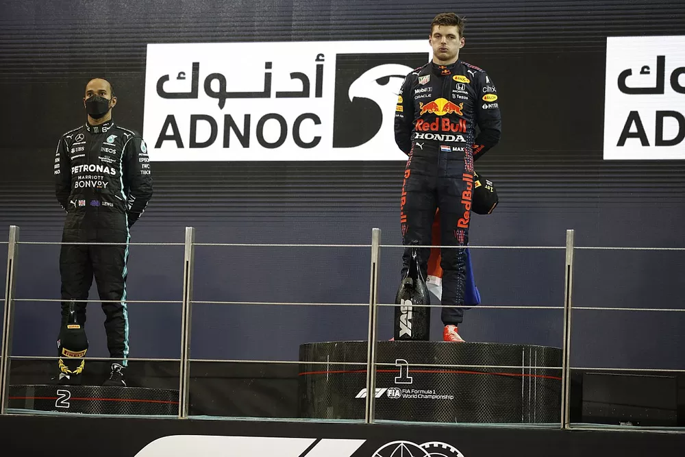 Podio: ganador y campe&oacute;n Max Verstappen, Red Bull Racing, segundo lugar Lewis Hamilton, Mercedes