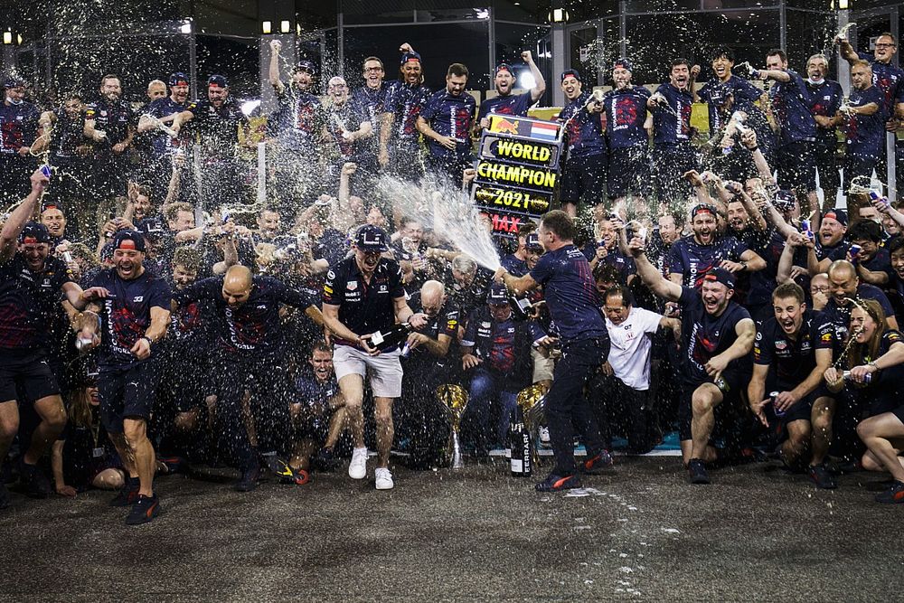 Max Verstappen, Red Bull Racing, celebra con su equipo. 
