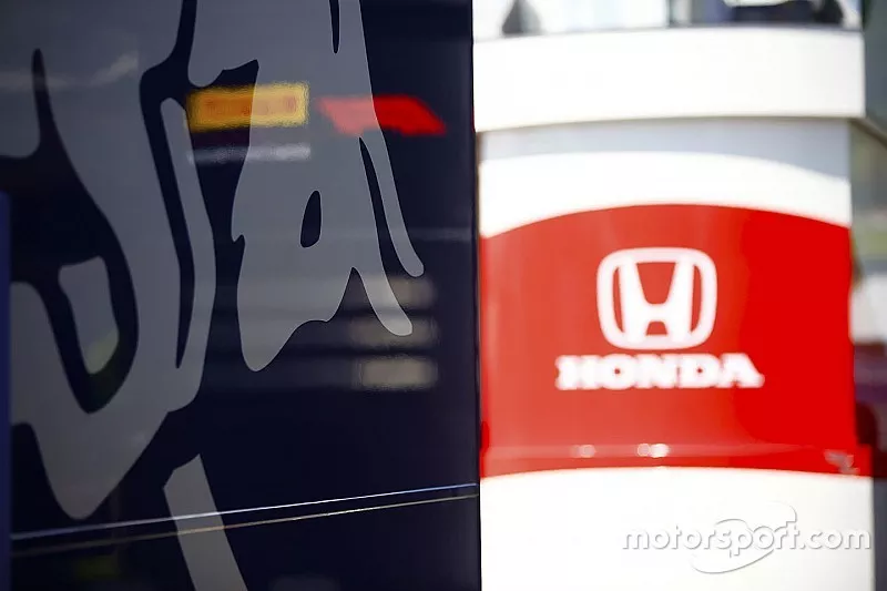 Logos van Honda en Red Bull