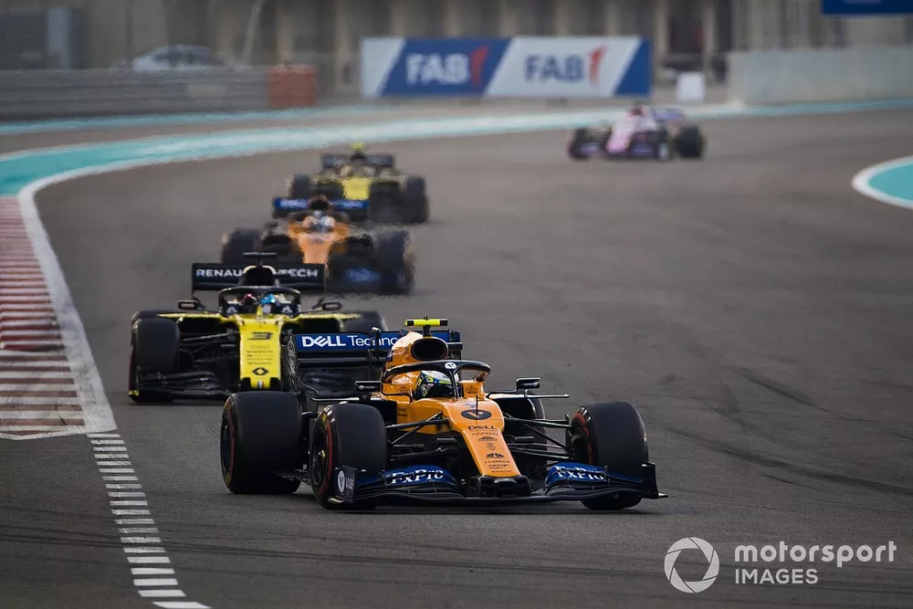 Lando Norris, McLaren MCL34, devant Daniel Ricciardo, Renault F1 Team R.S.19, Carlos Sainz Jr., McLaren MCL34, et Nico Hulkenberg, Renault F1 Team R.S. 19