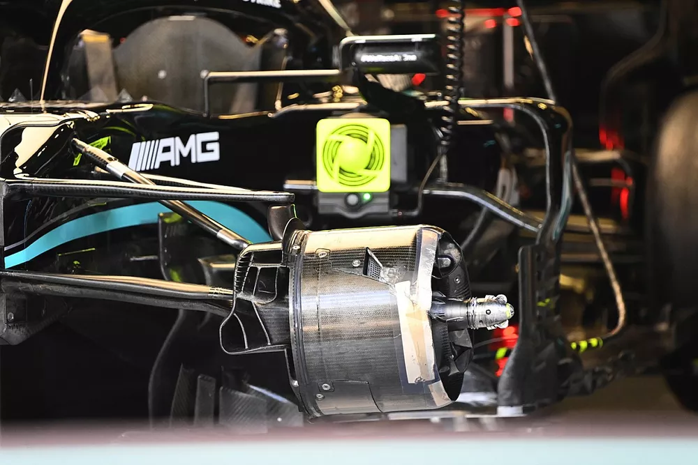 Detalle del conducto del freno delantero del Mercedes W12